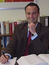 Notar Stephan Scheffel im Büro in Werl berät zu Erben und Vererben professionell und vertrauensvoll.