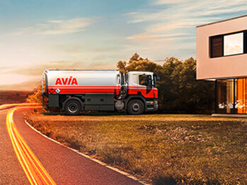 Bild zeigt Heizöltank und Lieferfahrzeug, symbolisiert bequemes und zuverlässiges Heizöl einkaufen in Soest.