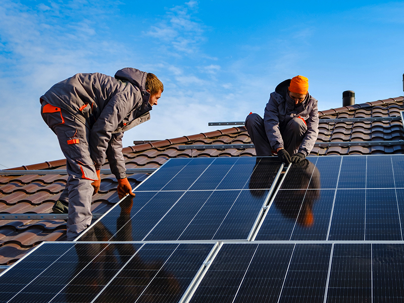 Mitarbeiter eines Elektrofachbetriebes installieren eine Solaranlage in Soest